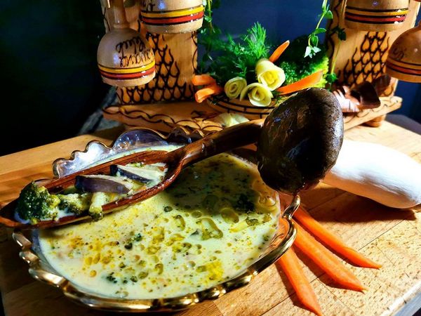 «Тюльпаны» из черри, фаршированные брынзой: легкие рецепты (фото)