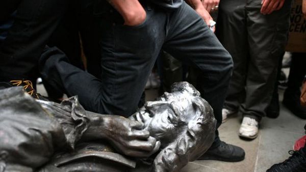 В Лондоне приступили к сносу памятников, оскорбляющих чувства темнокожих (видео)