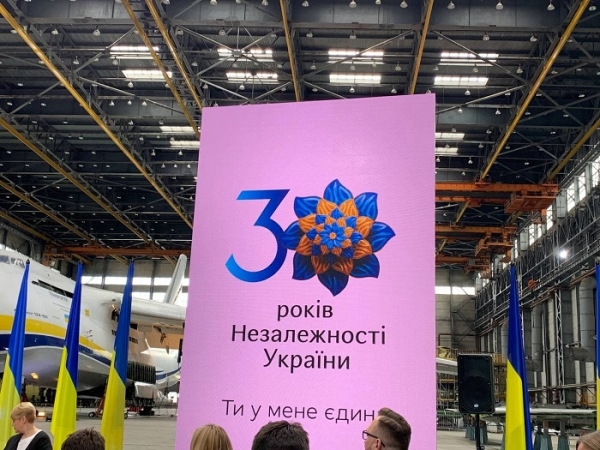 Зеленский пообещал провести парады «в Одессе и в Украине»