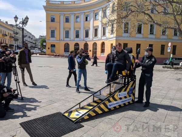 Симулятор ДТП: одесские полицейские показали, зачем нужны ремни безопасности