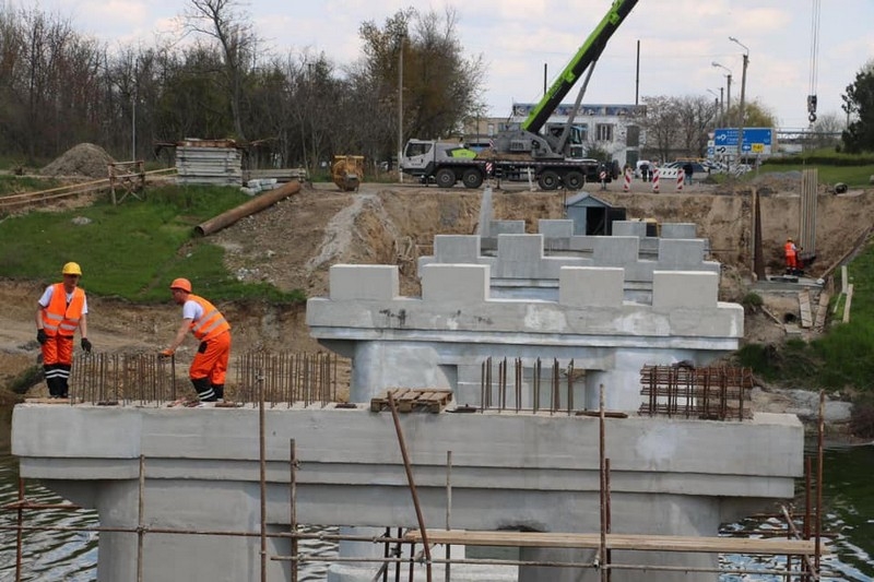На Херсонщині за програмою Зеленського «Велике будівництво» відбудовують міст через Північно-Кримський канал