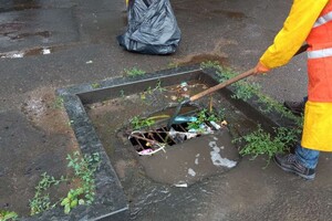 Дождливый день: в Одессе затопило две улицы, а троллейбус сократил маршрут