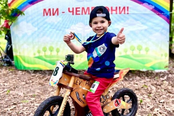 Пробежал марафон на беговеле: 4-летний одессит стал рекордсменом Украины