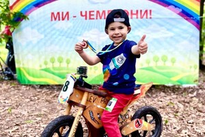 Пробежал марафон на беговеле: 4-летний одессит стал рекордсменом Украины