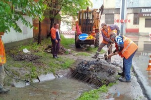 Дождливый день: в Одессе затопило две улицы, а троллейбус сократил маршрут