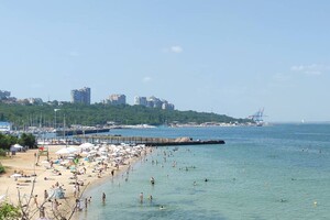 Несмотря на водоросли и мусор: пляжи Одессы заполнили толпы отдыхающих
