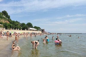 Несмотря на водоросли и мусор: пляжи Одессы заполнили толпы отдыхающих