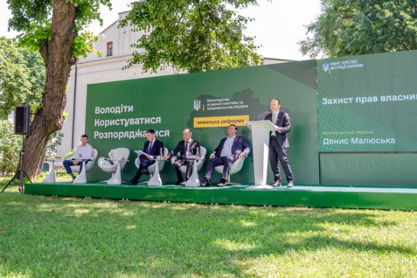 
Рынок земли официально открыт: украинцы начали заключать первые сделки
