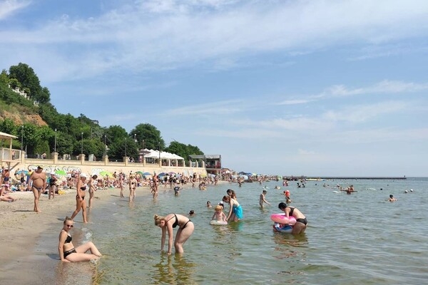 Несмотря на водоросли и мусор: пляжи Одессы заполнили толпы отдыхающих