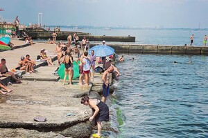 Несмотря на водоросли и мусор: пляжи Одессы заполнили толпы отдыхающих
