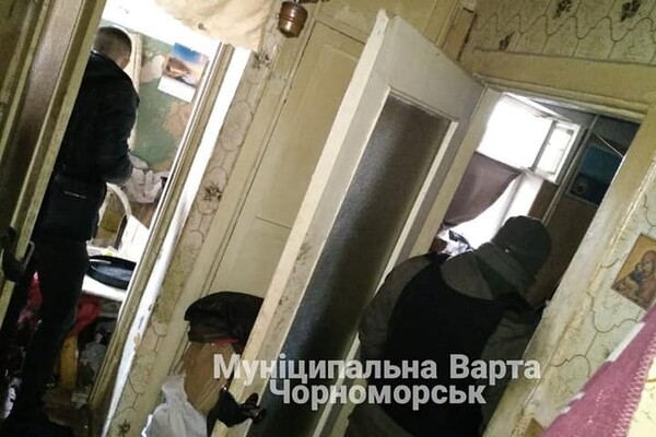 Под Одессой мужчина жил с трупом две недели, а после решил его сжечь 