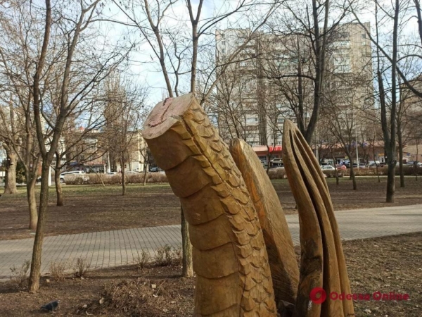 Вандалы отрезали голову «общественнобюджетному» дракону из сквера на Фонтане 