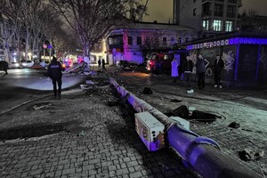 В Одессе BMW столкнулся с двумя автомобилями и снес столбы: есть пострадавшие