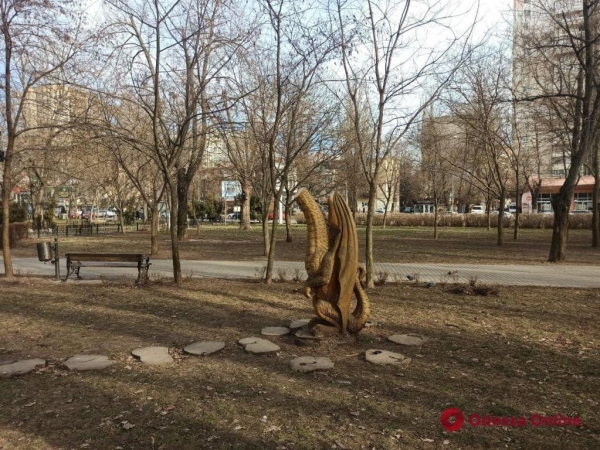 Вандалы отрезали голову «общественнобюджетному» дракону из сквера на Фонтане 