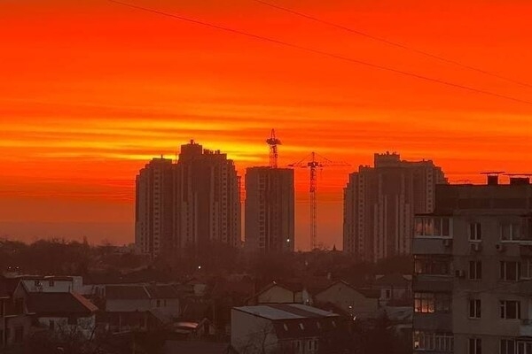 Одесситы наблюдали удивительно красочный рассвет 