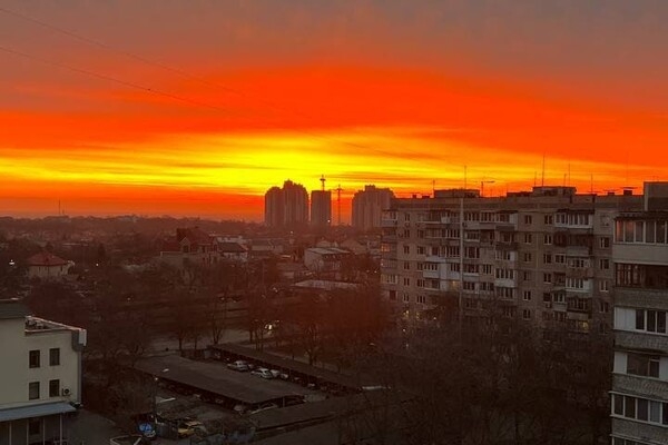 Одесситы наблюдали удивительно красочный рассвет 