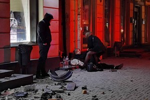 В Одессе BMW столкнулся с двумя автомобилями и снес столбы: есть пострадавшие