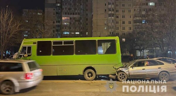 В Одессе пьяный водитель Toyota въехал в маршрутку: пострадали два человека, делом занимается полиция. Фото В Одессе пьяный водитель Toyota въехал в маршрутку: пострадали два человека, делом занимается полиция. Фото