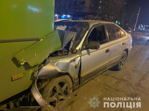 В Одессе пьяный водитель Toyota въехал в маршрутку: пострадали два человека, делом занимается полиция. Фото В Одессе пьяный водитель Toyota въехал в маршрутку: пострадали два человека, делом занимается полиция. Фото