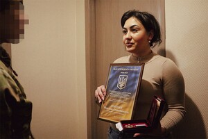 В Одесской области побратимы погибшего нацгвардейца вручили его жене орден "За мужество"