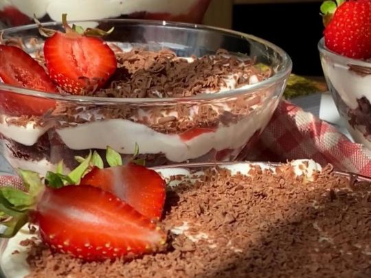 Трайфл з полуницею: чудовий і дуже легкий в приготуванні десерт