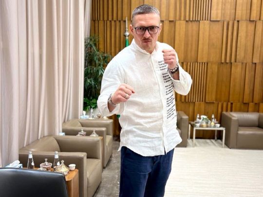 &laquo;Велика шафа падає гучніше&raquo;: Усик зустрівся з Ф'юрі в&nbsp;Саудівській Аравії та&nbsp;підняв на&nbsp;руки свого майбутнього суперника (відео)