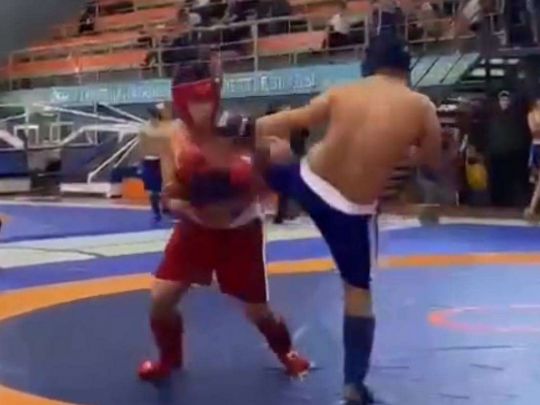 Чемпіон світу з&nbsp;кікбоксингу помер просто під час бою ММА: момент потрапив на&nbsp;відео