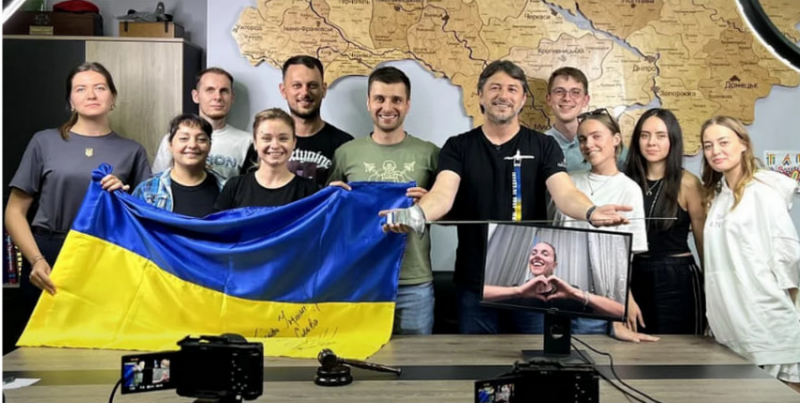 &laquo;Золоту&raquo; шаблю Харлан з&nbsp;переможного фіналу Парижа-2024 продали за&nbsp;мільйони (фото)