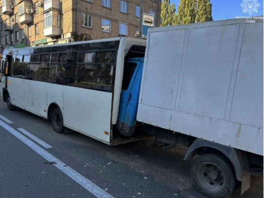 Моторошна ДТП у&nbsp;Києві: в&nbsp;годину пік вантажівка в&rsquo;їхала в&nbsp;маршрутку