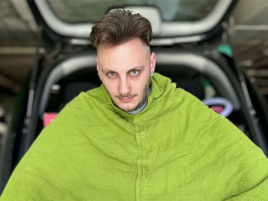 Штурмував магазини у костюмі зеленого гнома: Польща депортувала скандального стрімера-українця