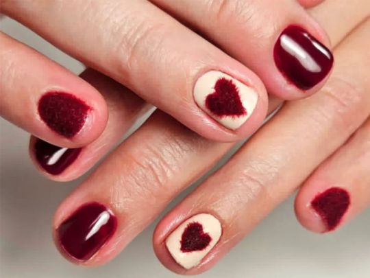 Fluffy nails: соцмережі захопила мода на «пухнастий манікюр»