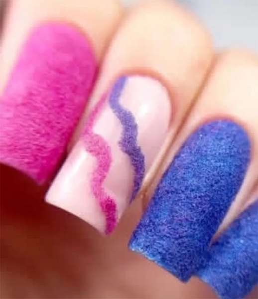 Fluffy nails: соцмережі захопила мода на «пухнастий манікюр»