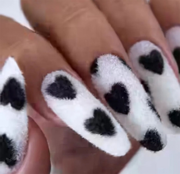 Fluffy nails: соцмережі захопила мода на «пухнастий манікюр»