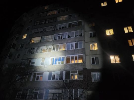 Вночі росіяни атакували дронами Суми: пошкоджено багатоповерхівку, є поранені (фото, відео)