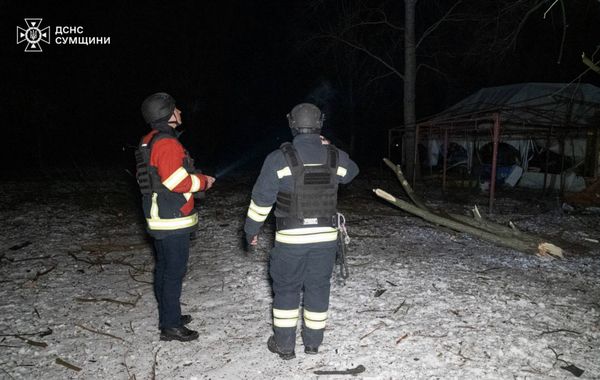 Вночі росіяни атакували дронами Суми: пошкоджено багатоповерхівку, є поранені (фото, відео)