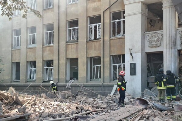 РФ атаковала баллистикой учебное заведение в Одесской области: под завалами могут быть люди (обновлено)