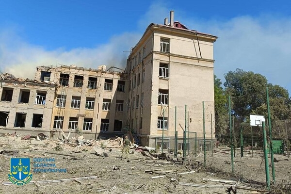 РФ атаковала баллистикой учебное заведение в Одесской области: под завалами могут быть люди (обновлено)