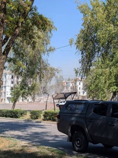 Окупанти вдарили по&nbsp;центру Краматорська: зруйновано житловий будинок, є&nbsp;загиблий та&nbsp;поранені (фото, відео)