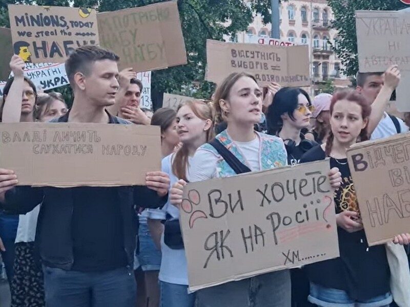 Вето на&nbsp;закон: українці по&nbsp;всій країні протестували проти знищення НАБУ і&nbsp;САП
