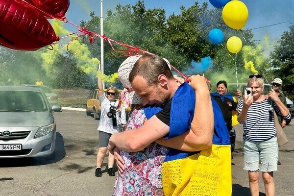 Впервые обнял маленького сына: в Одесскую область вернулся последний из пленных защитников Змеиного