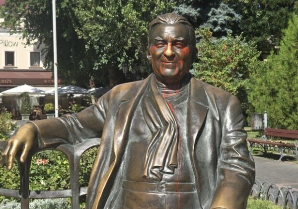 В Одессе запятнали краской памятник Утесову: фотоотчет (обновлено)
