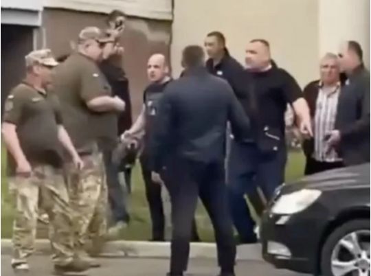 Били металевим предметом й&nbsp;заблокували вантажівками: на&nbsp;Волині натовп напав на&nbsp;авто ТЦК