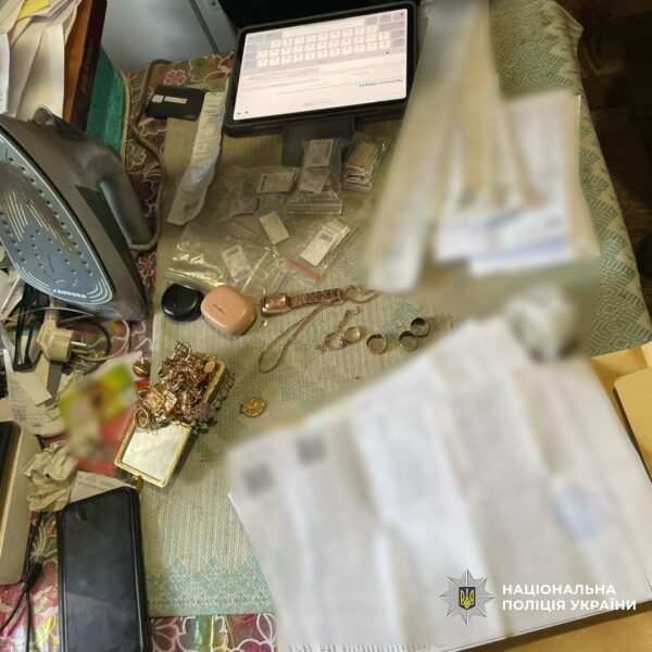 Медсестра з&nbsp;Чугуєва систематично грабувала загиблих воїнів: прокуратура викрила схему