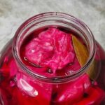 Маринована капуста з буряком розлетиться за хвилини: зберігайте рецепт