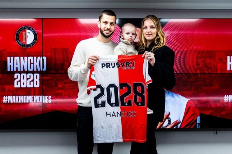 Відома тенісистка народила футболісту збірної другого сина (фото)
