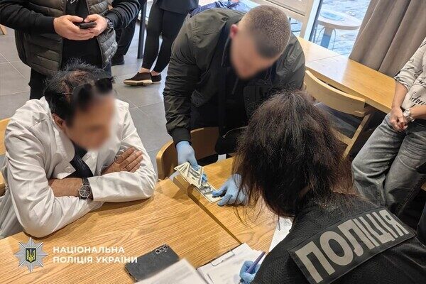 Семь тысяч долларов за фальшивый уход: в Одессе задержан врач