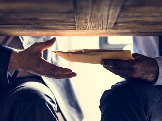 Депутати та&nbsp;активісти вимагають розслідування VIP-відрядження директора ДЕЦ Бабенка: чому влада мовчить