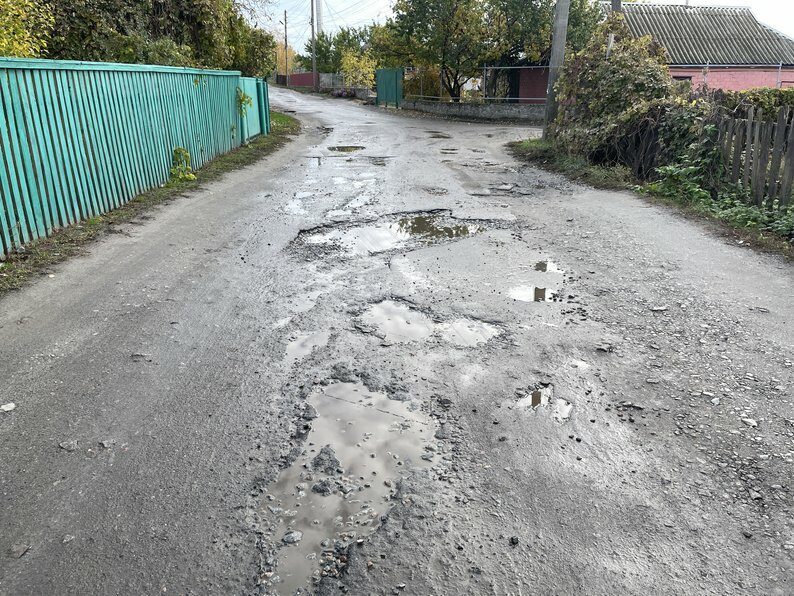 &laquo;Моє хобі&nbsp;&mdash; латати ями на&nbsp;дорогах&raquo;: айтівець з&nbsp;Полтавщини самотужки укладає асфальт на&nbsp;розбитих вулицях