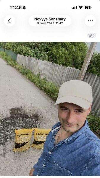 &laquo;Моє хобі&nbsp;&mdash; латати ями на&nbsp;дорогах&raquo;: айтівець з&nbsp;Полтавщини самотужки укладає асфальт на&nbsp;розбитих вулицях