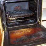 Простий спосіб очистити пригорілі плями в духовці та жирне скло: навіть решітка заблищить, як нова